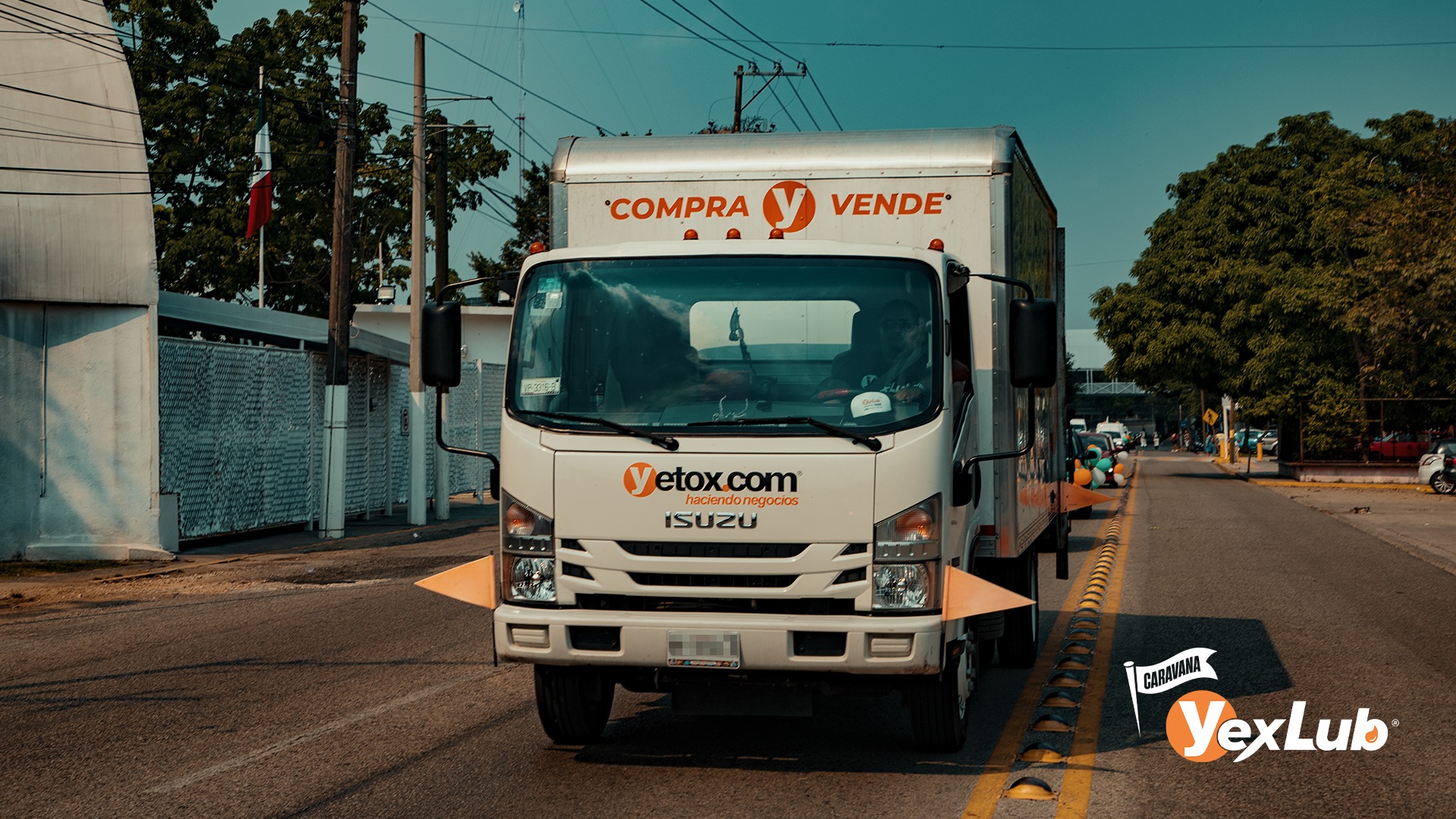 Ingeniero revisando lubricante industrial